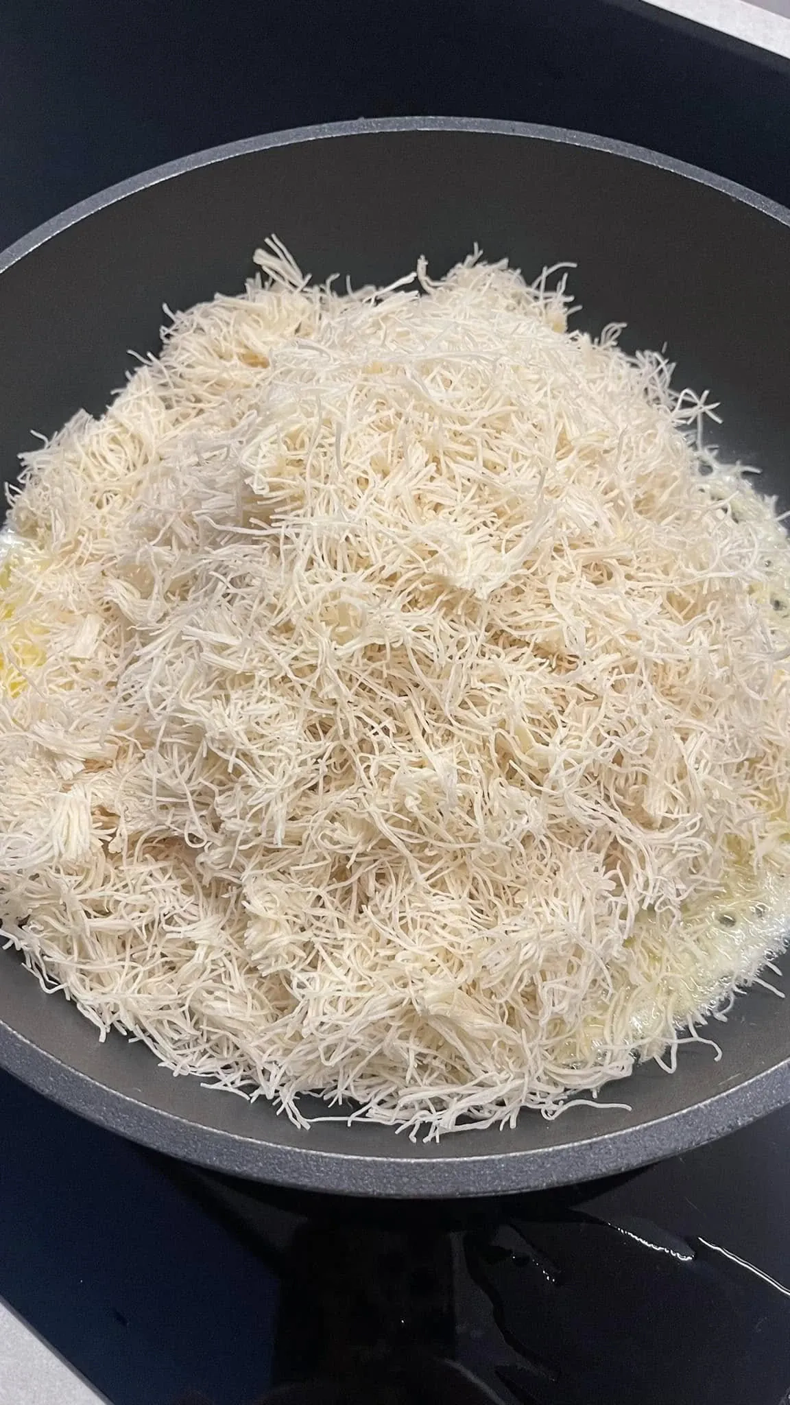 Dubajaus šokoladas su kataifi tešla, pistacijų įdaru ir baltu šokoladu