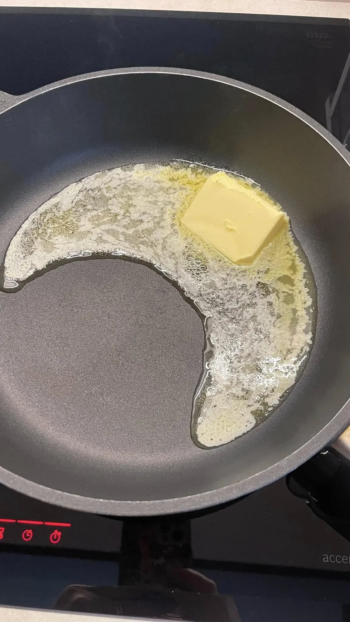 Dubajaus šokoladas su kataifi tešla, pistacijų įdaru ir baltu šokoladu