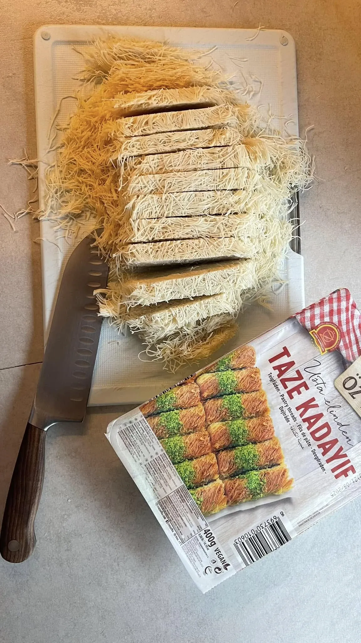 Dubajaus šokoladas su kataifi tešla, pistacijų įdaru ir baltu šokoladu