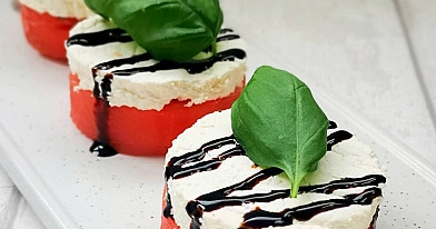 Arbūzo užkandis su lietuvišku varškės sūriu