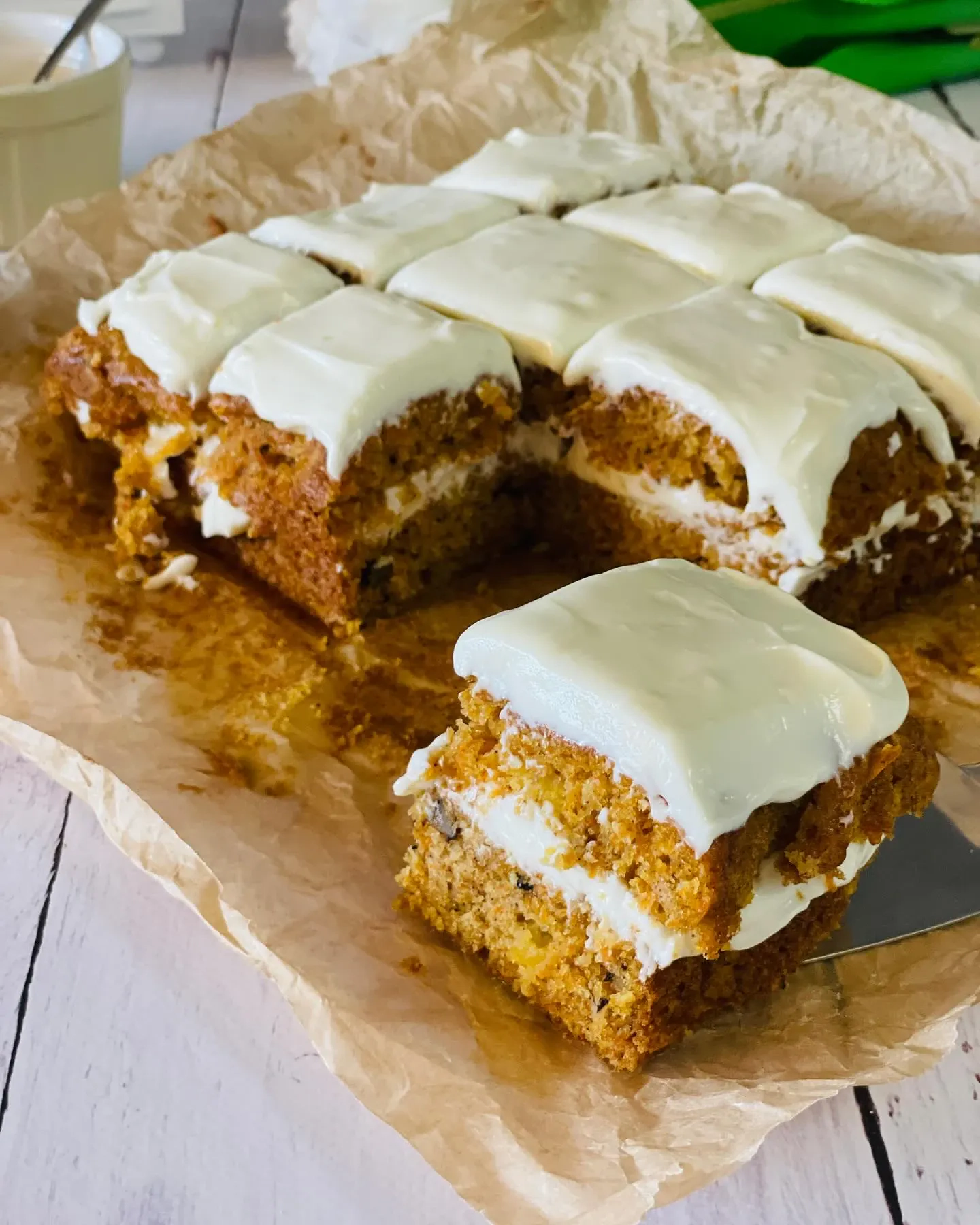 Wilgotne ciasto marchewkowe z ananasem i kremem serowym