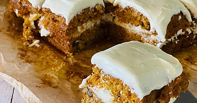 Wilgotne ciasto marchewkowe z ananasem i kremem serowym