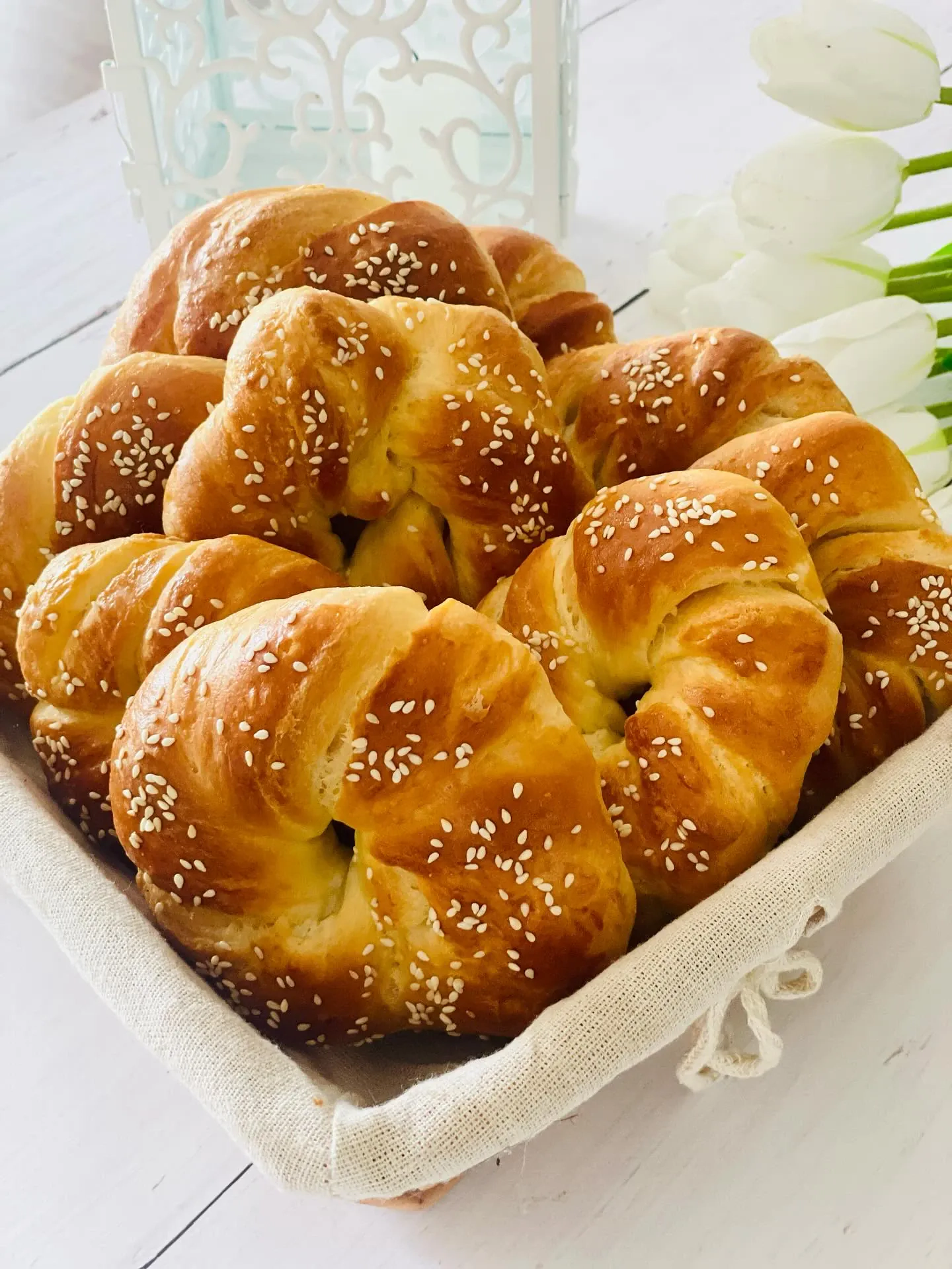 Tureckie bułeczki śniadaniowe z sezamem