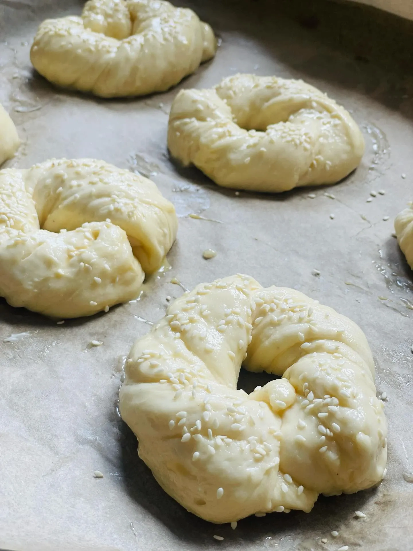 Tureckie bułeczki śniadaniowe z sezamem