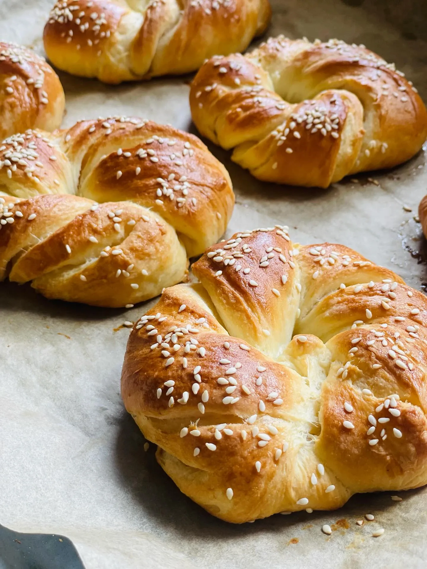 Tureckie bułeczki śniadaniowe z sezamem