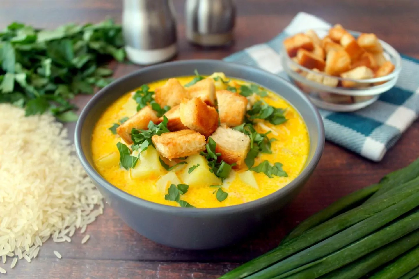 Zupa serowa z kurczakiem i topionym serem i ryżem