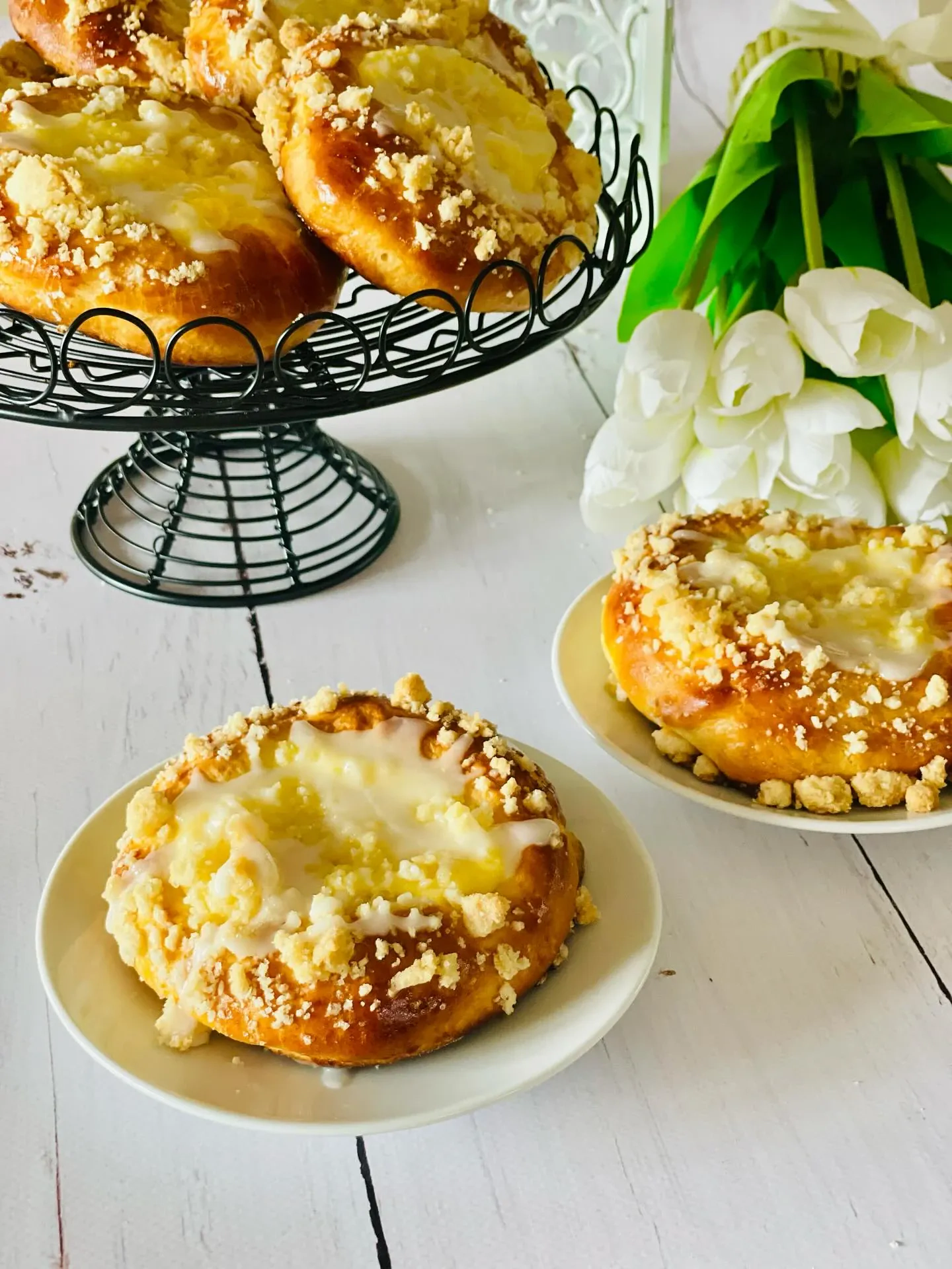 Drożdżówki z budyniem i kruszonką z lukrem cytrynowym