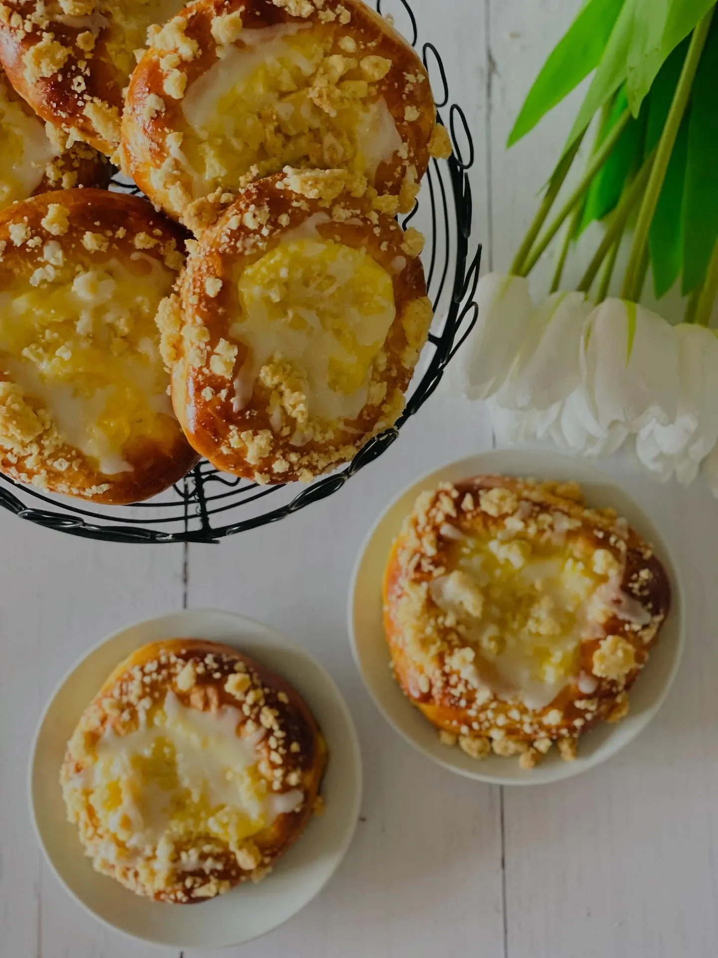 Drożdżówki z budyniem i kruszonką z lukrem cytrynowym