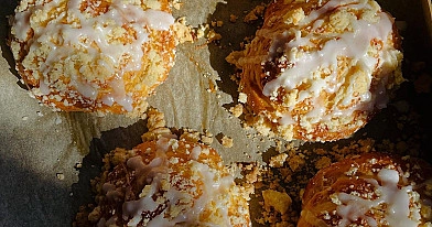 Drożdżówki z kruszonką i lukrem