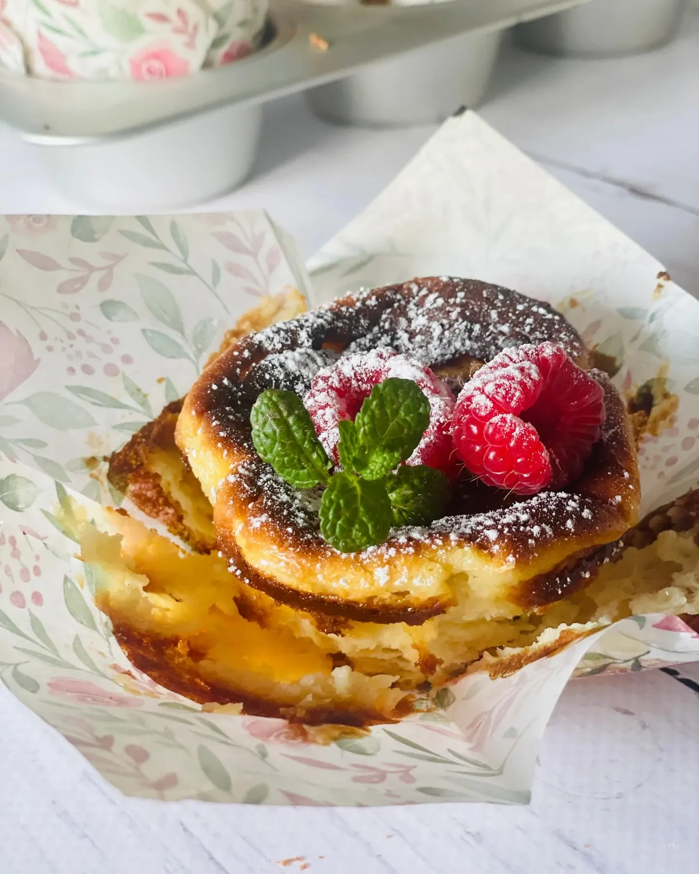 Mini serniczki baskijskie z malinami i miętą