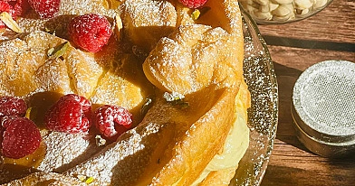 Karpatka z kremem pistacjowym i malinami