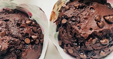 Wilgotne bananowe muffiny czekoladowe z kropelkami czekolady