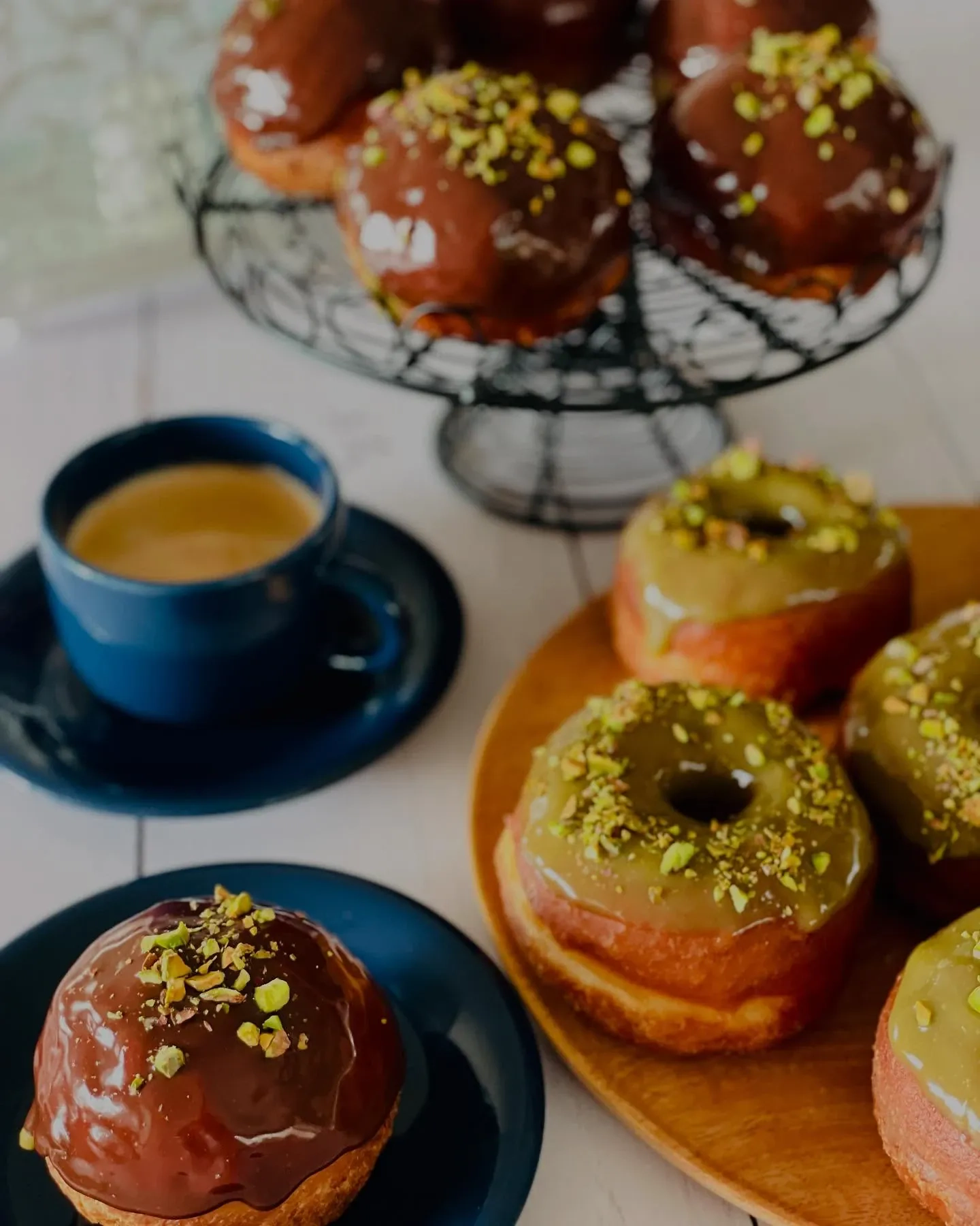 Domowe pączki z kremem pistacjowym i polewą czekoladową