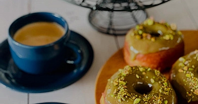 Domowe pączki z kremem pistacjowym i polewą czekoladową