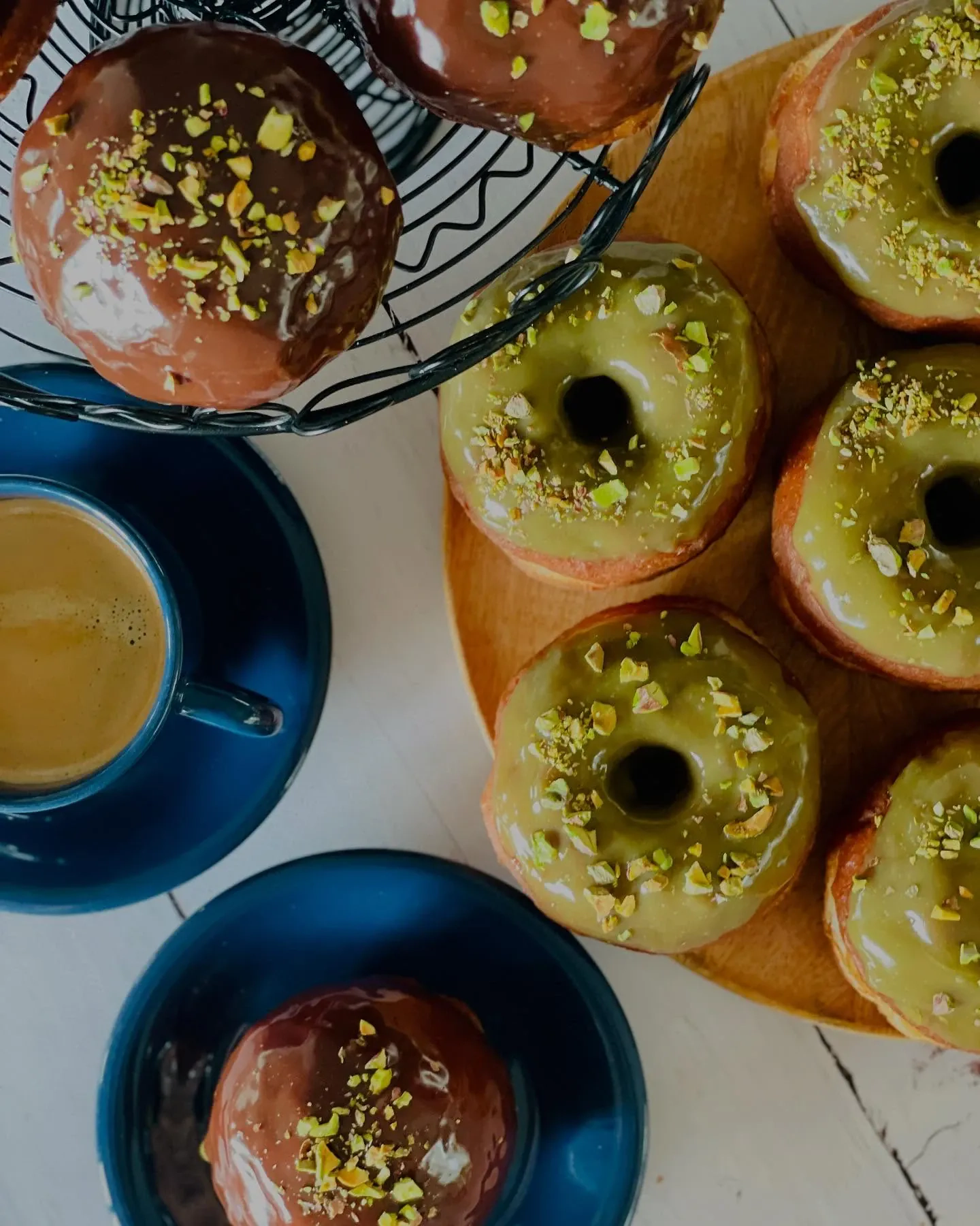 Domowe pączki z kremem pistacjowym i polewą czekoladową