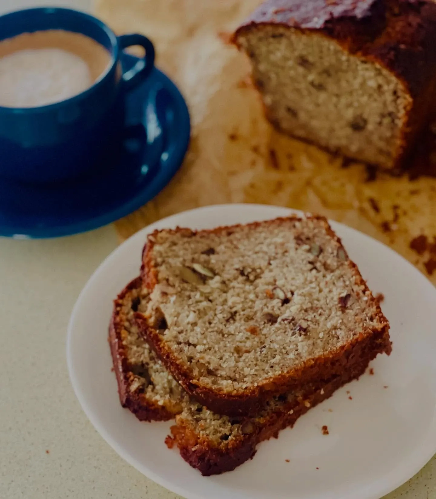 Wilgotny chlebek bananowy z kokosem i orzechami włoskimi