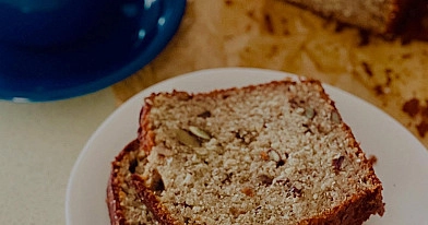 Wilgotny chlebek bananowy z kokosem i orzechami włoskimi