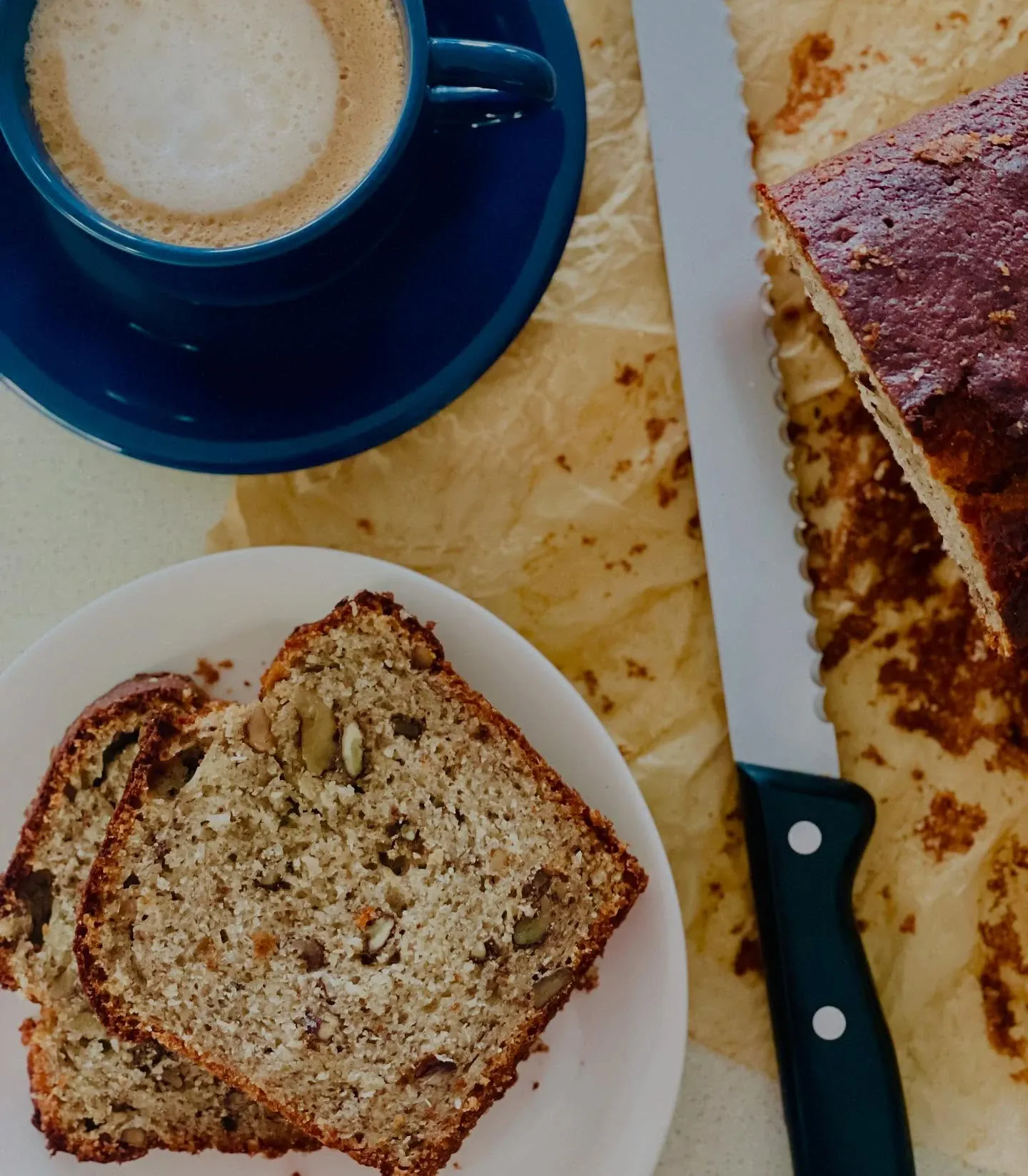 Wilgotny chlebek bananowy z kokosem i orzechami włoskimi