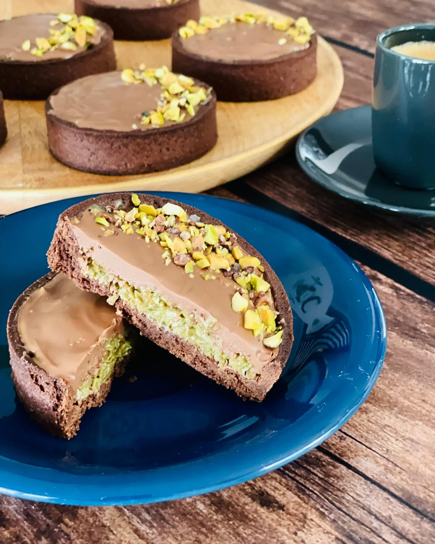 Czekoladowe tartaletki z kremem pistacjowym i czekoladą dubajską