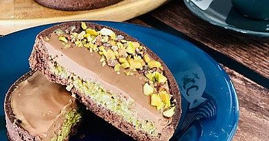 Czekoladowe tartaletki z kremem pistacjowym i czekoladą dubajską