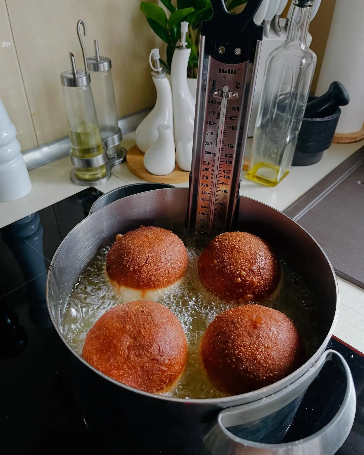 Pączki bostońskie z kremem waniliowym i polewą czekoladową