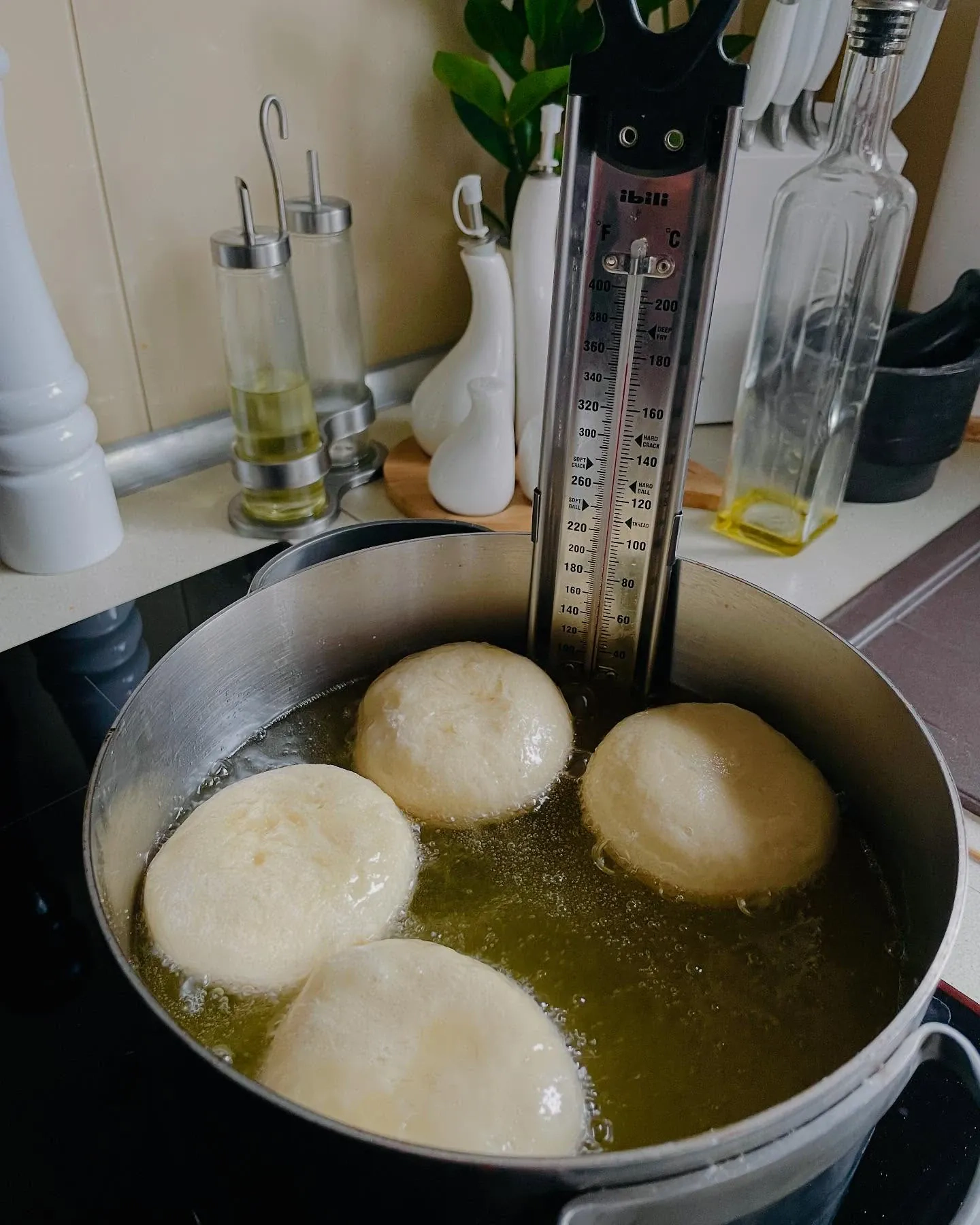 Pączki bostońskie z kremem waniliowym i polewą czekoladową