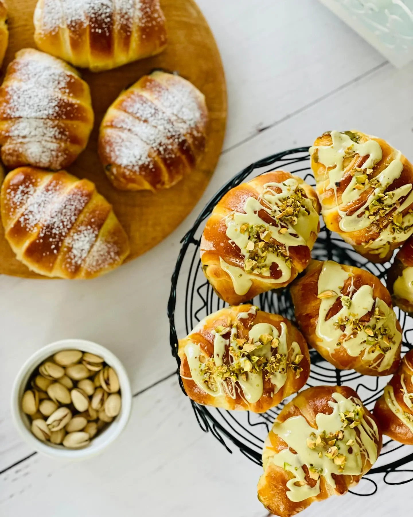 Drożdżowe rogaliki z kremem pistacjowym i czekoladą