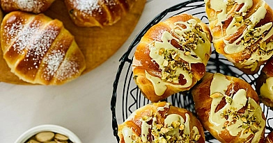 Drożdżowe rogaliki z kremem pistacjowym i czekoladą