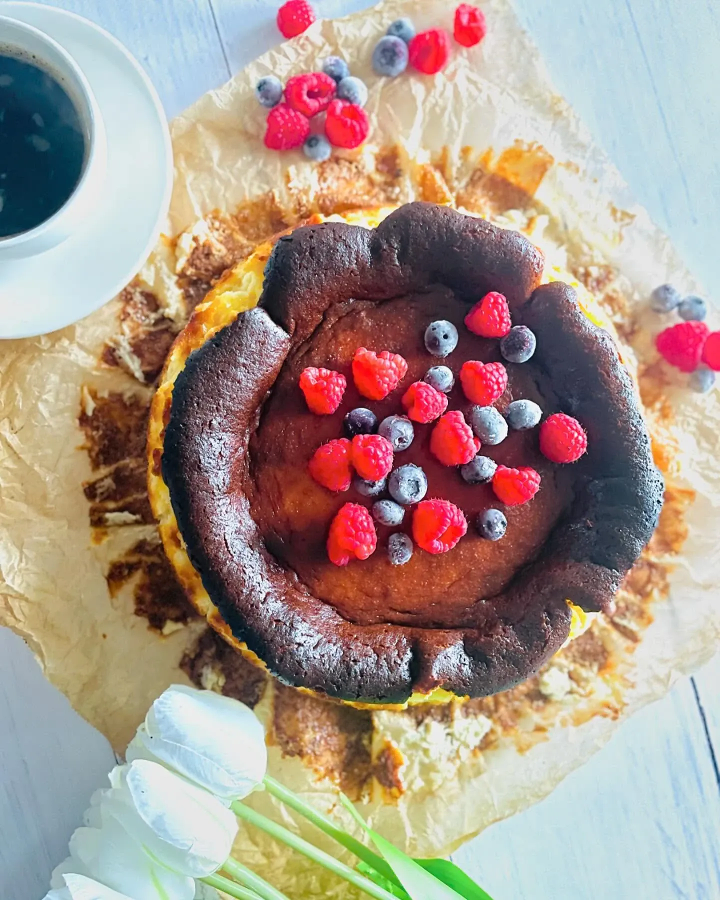 Sernik baskijski z malinami i borówkami