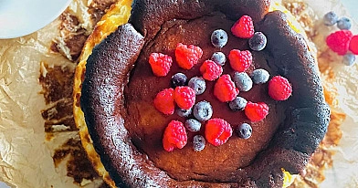 Sernik baskijski z malinami i borówkami