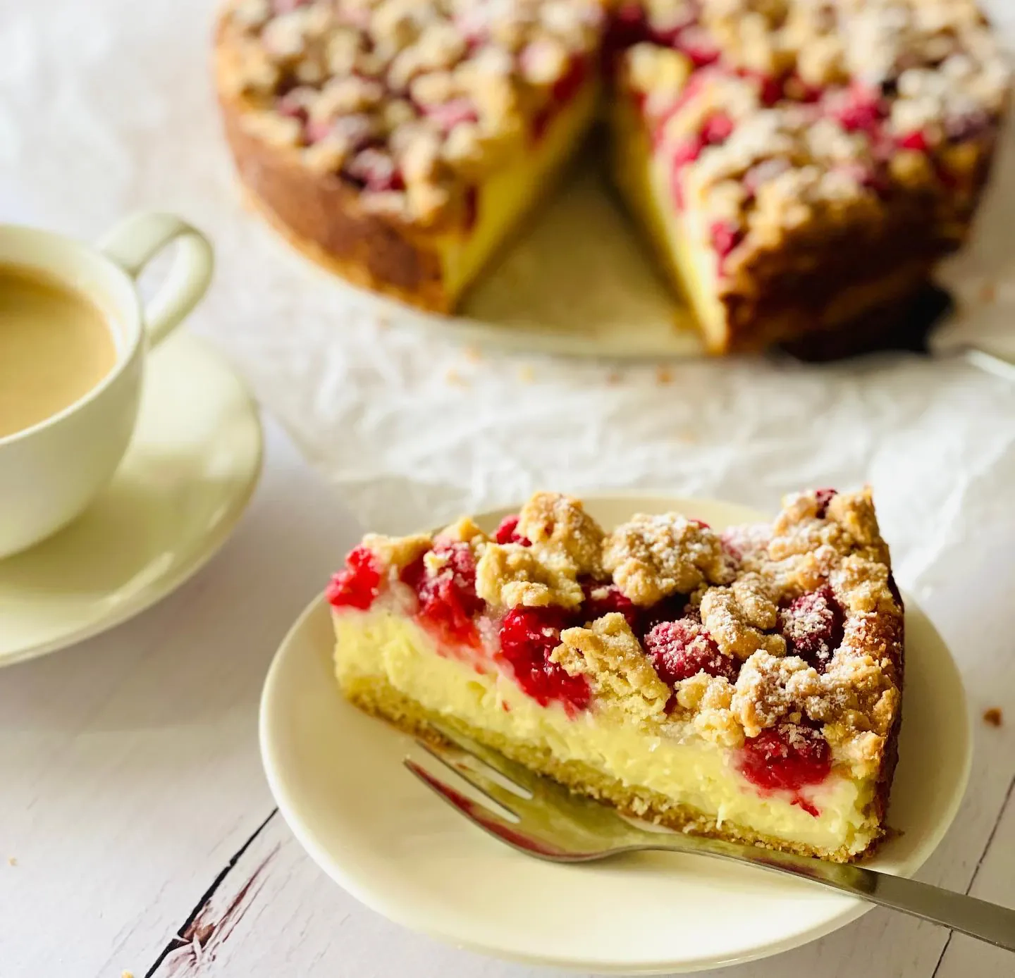 Sernik z malinami i kruszonką kokosową na kruchym spodzie