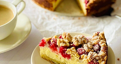 Sernik z malinami i kruszonką kokosową na kruchym spodzie