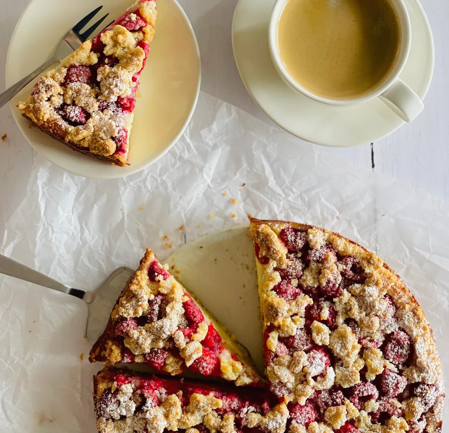 Sernik z malinami i kruszonką kokosową na kruchym spodzie