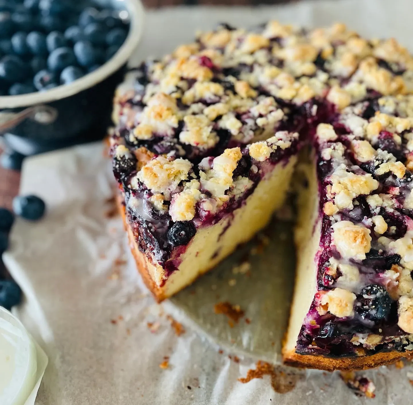 Letnie ciasto jogurtowe z borówkami i kruszonką