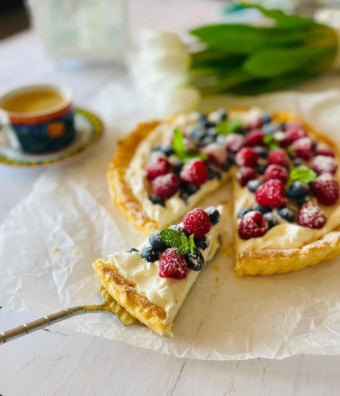 Tarta z kremem mascarpone i owocami na cieście francuskim