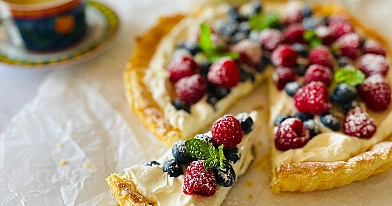 Tarta z kremem mascarpone i owocami na cieście francuskim