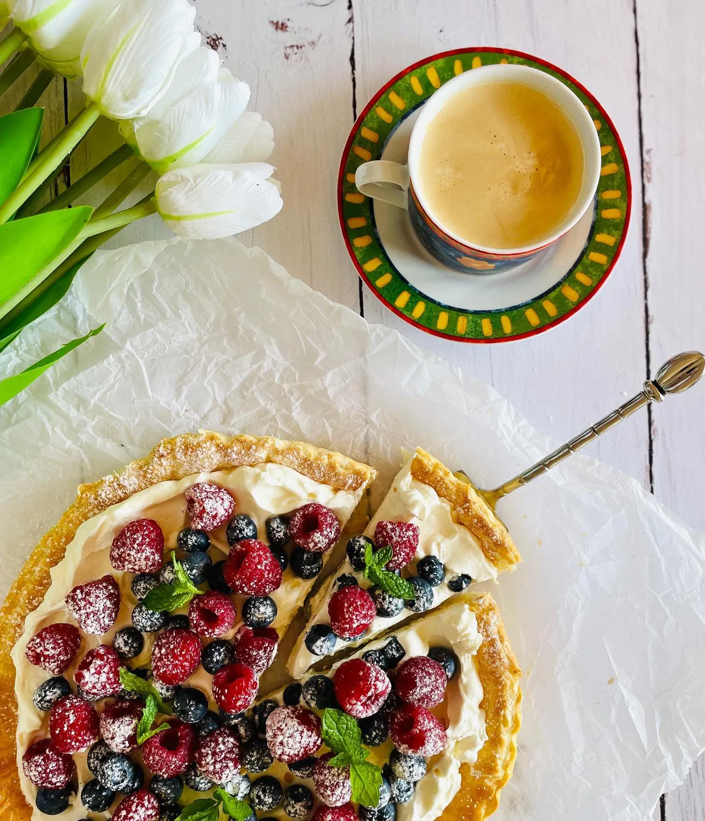 Tarta z kremem mascarpone i owocami na cieście francuskim