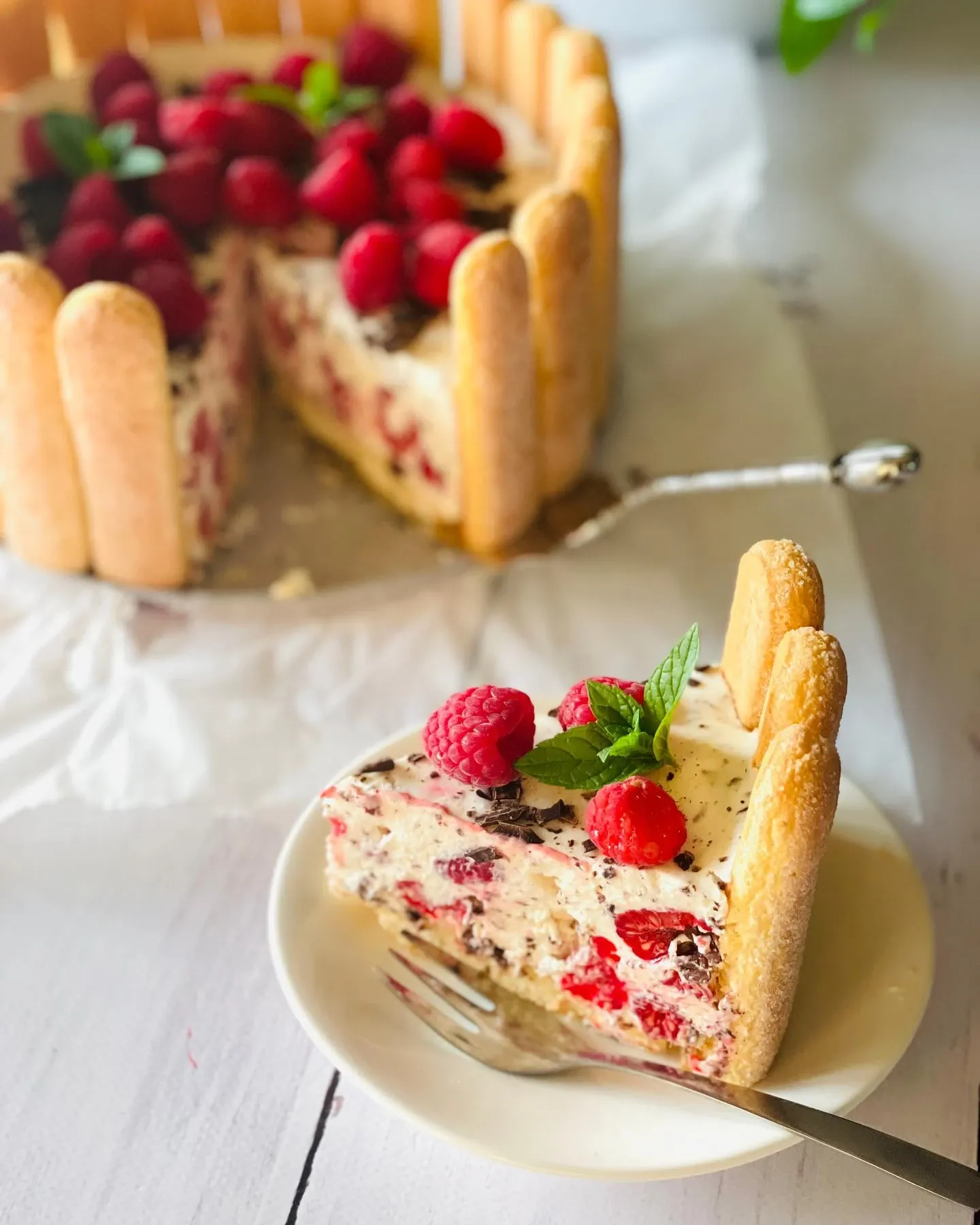 Charlotte stracciatella z malinami i mascarpone bez pieczenia