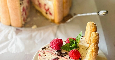 Charlotte stracciatella z malinami i mascarpone bez pieczenia