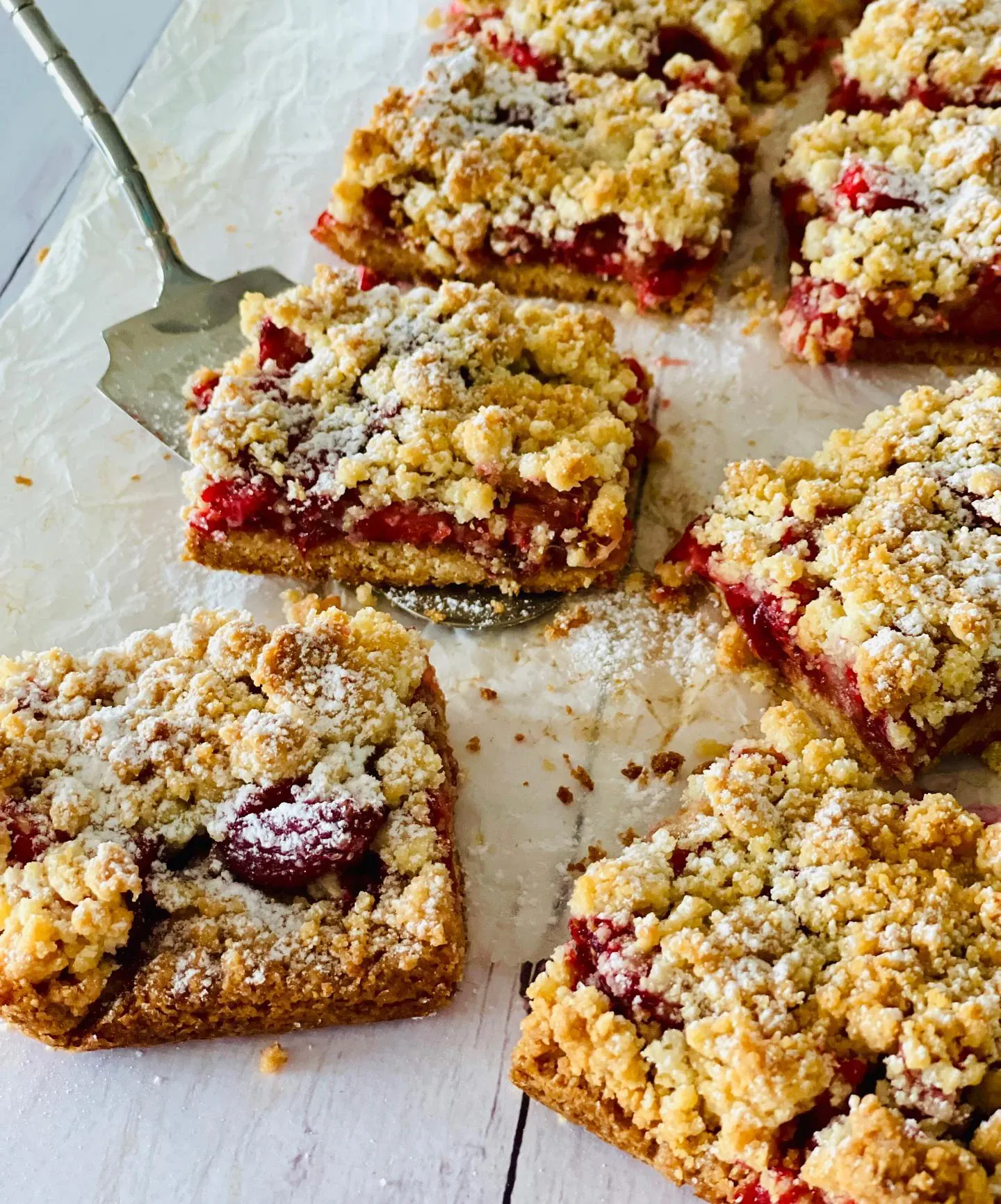 Kruche ciasto z rabarbarem i truskawkami z migdałową kruszonką