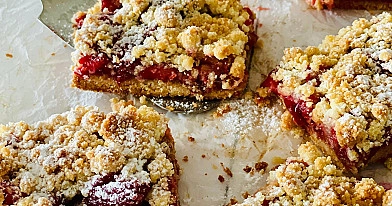 Kruche ciasto z rabarbarem i truskawkami z migdałową kruszonką