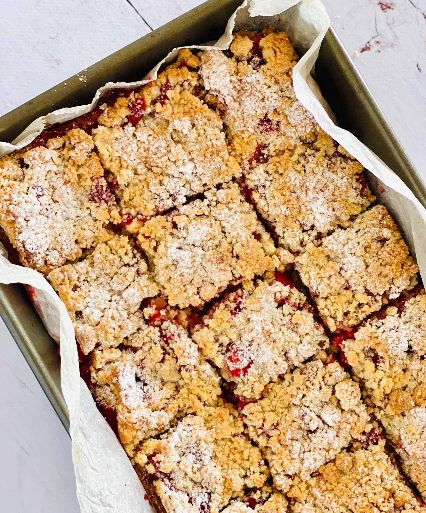 Kruche ciasto z rabarbarem i truskawkami z migdałową kruszonką