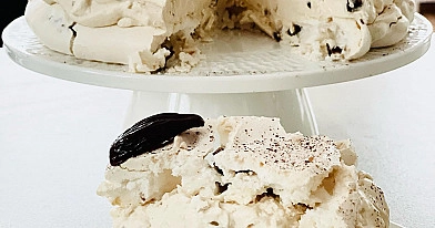 Tort bezowy Dacquoise z kremem kajmakowym, daktylami i orzechami pekan