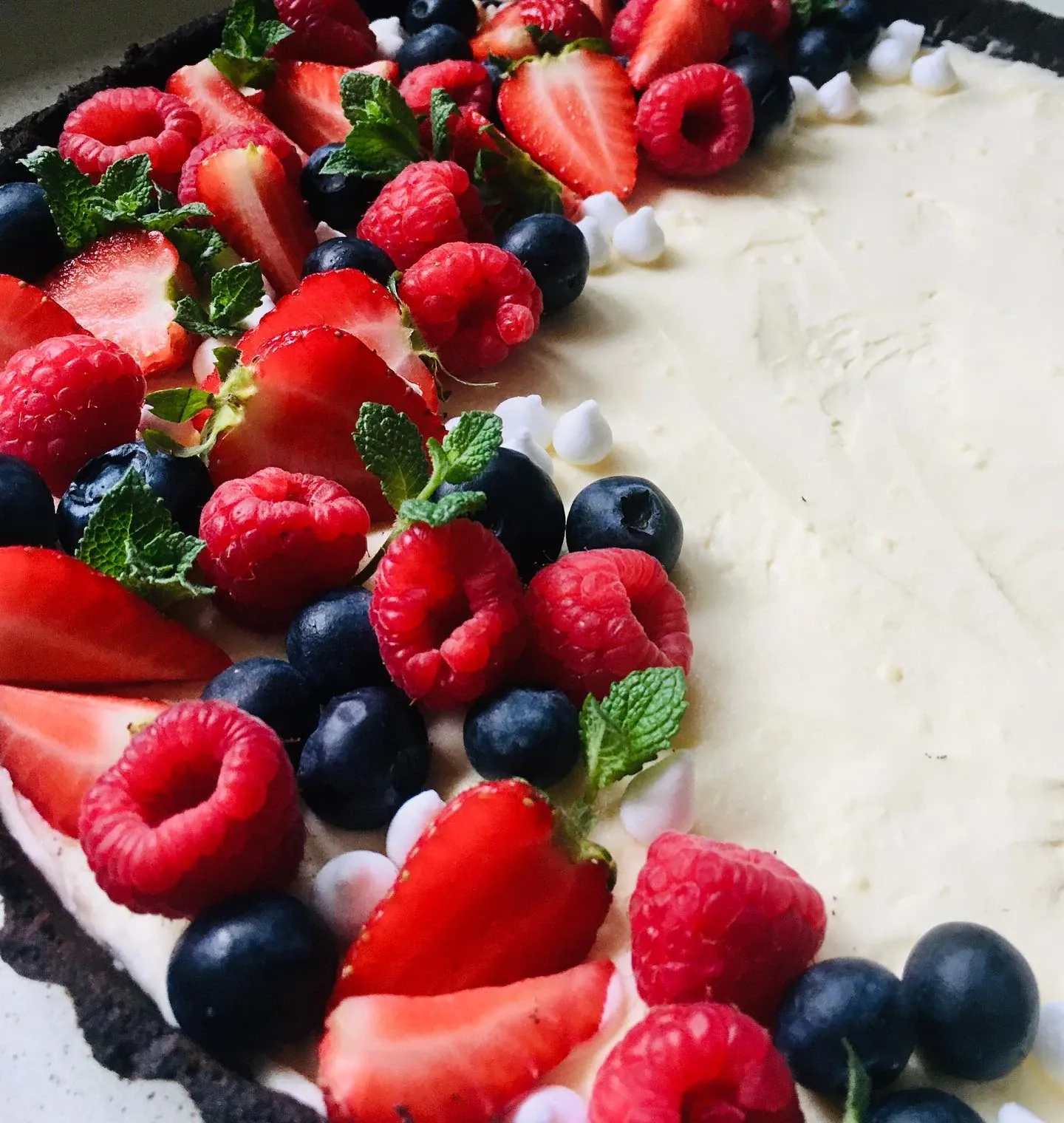 Tarta z kremem waniliowym i owocami na spodzie z ciasteczek Oreo