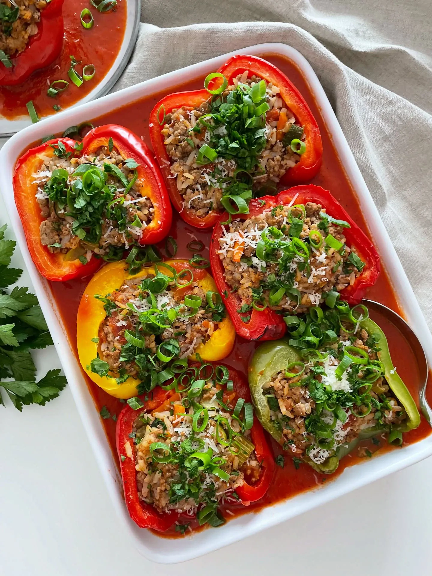 Papryka faszerowana mięsem mielonym, ryżem i warzywami w sosie pomidorowym