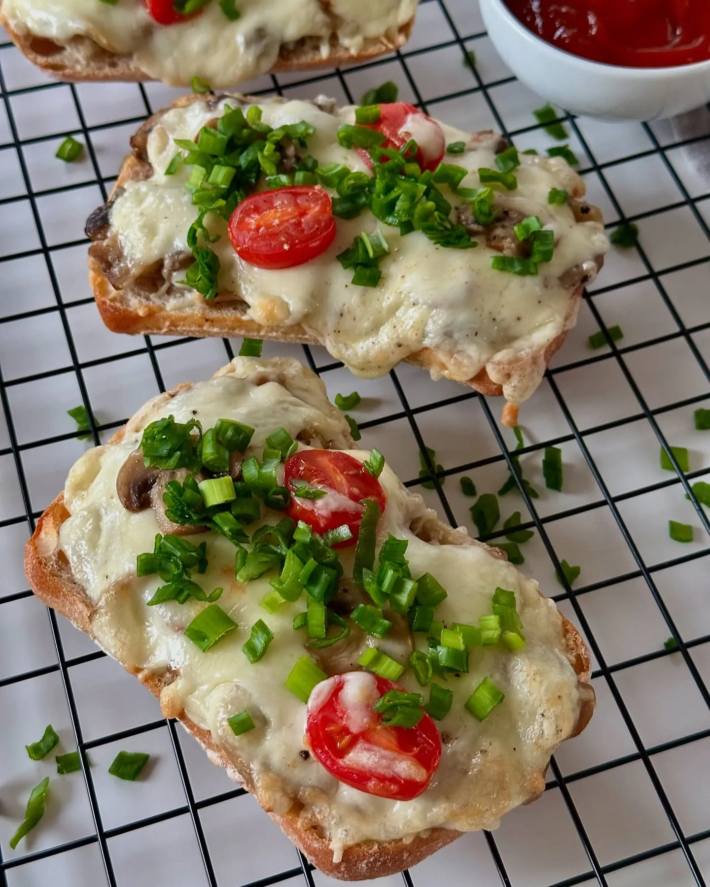 Zapiekanki z pieczarkami, serem i pomidorami koktajlowymi