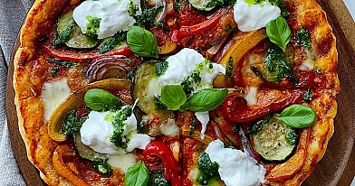 Pizza z burratą, grillowanymi warzywami i domowym pesto pietruszkowym