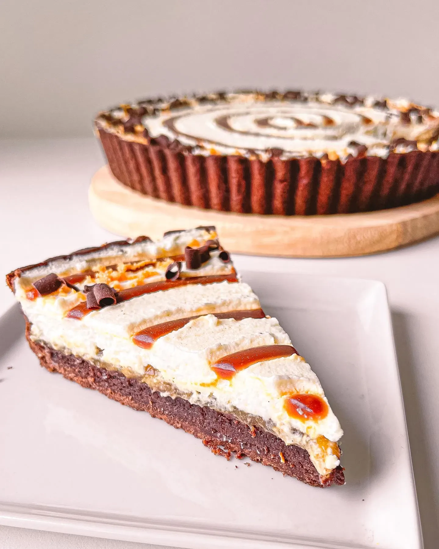 Czekoladowa tarta banoffee z kremem waniliowym i karmelem