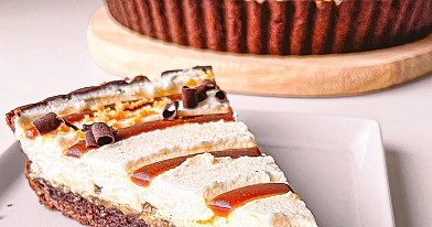 Czekoladowa tarta banoffee z kremem waniliowym i karmelem