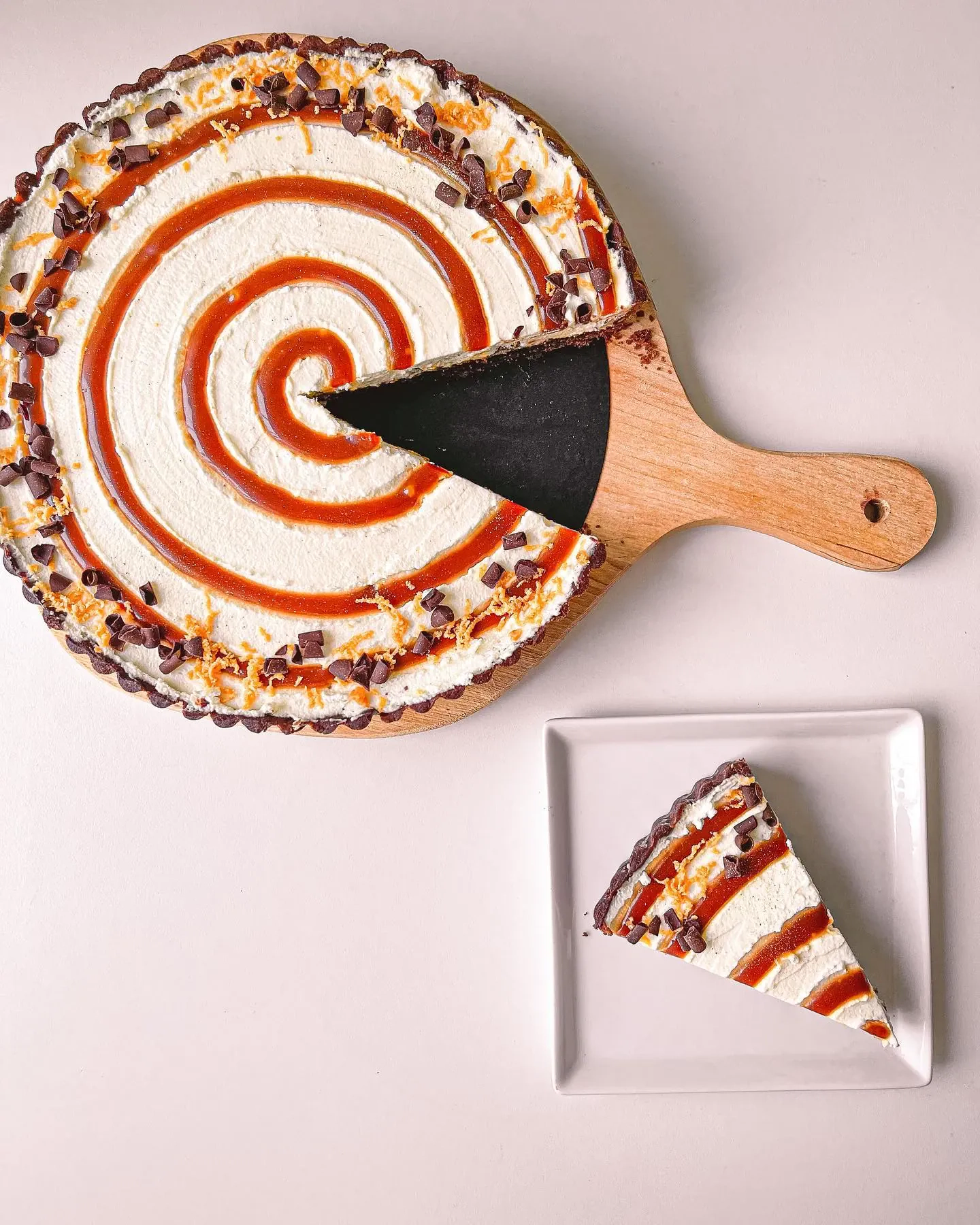 Czekoladowa tarta banoffee z kremem waniliowym i karmelem